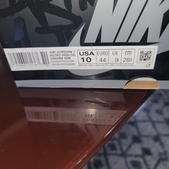 Jordan's OG 1's black, grey, white and red. Size 10 men - Picture 2 of 4